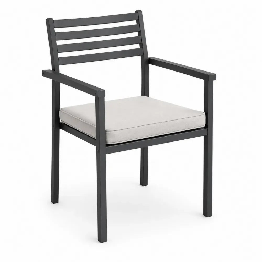 Silla de exterior con reposabrazos estructura de acero negro cojín beige y respaldo de lamas 60 x 58 x 80 cm
